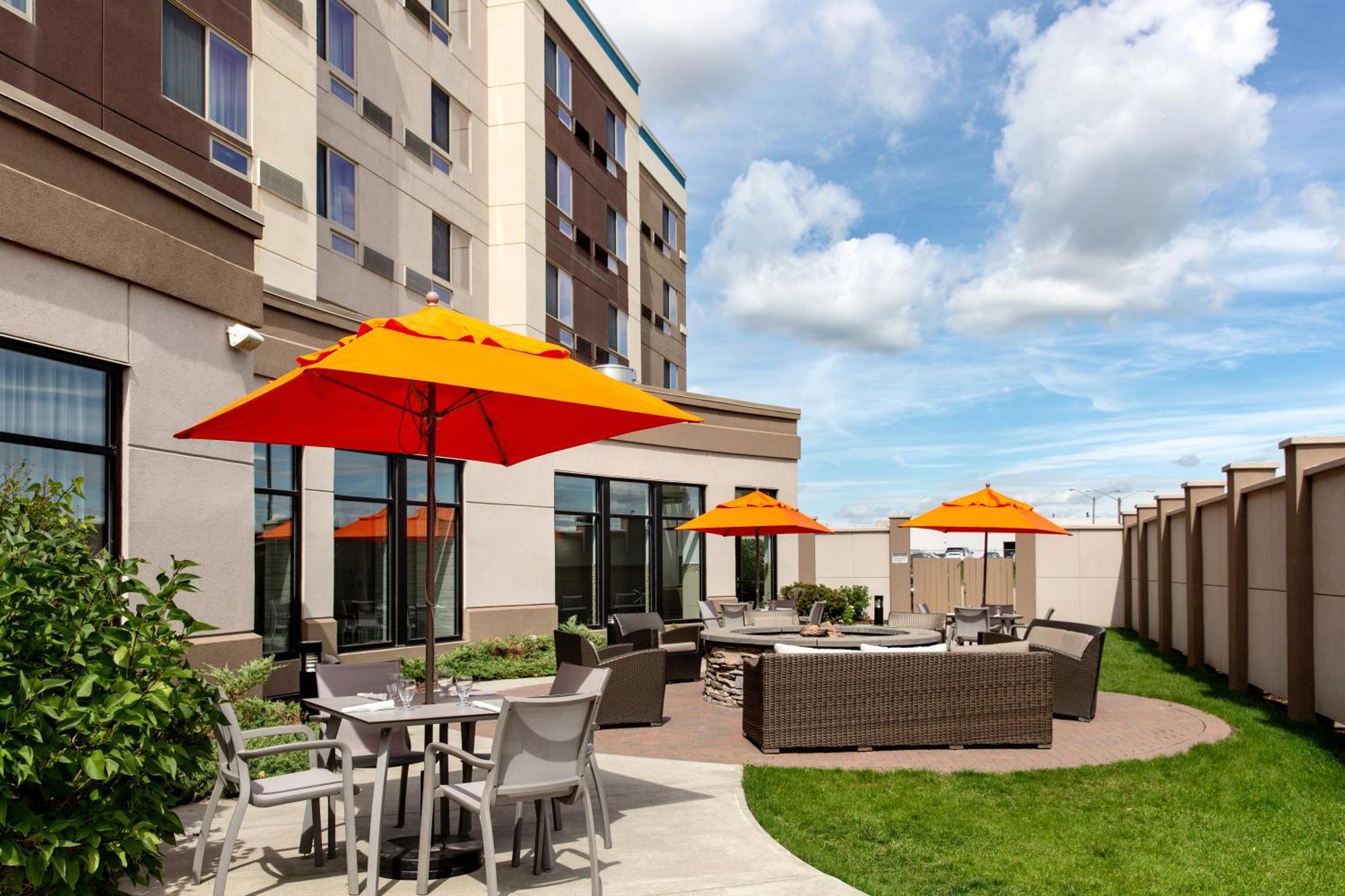 Courtyard By Marriott Edmonton West Hotel Exterior foto