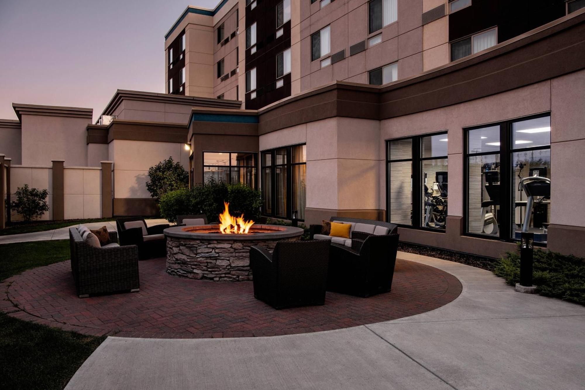 Courtyard By Marriott Edmonton West Hotel Exterior foto