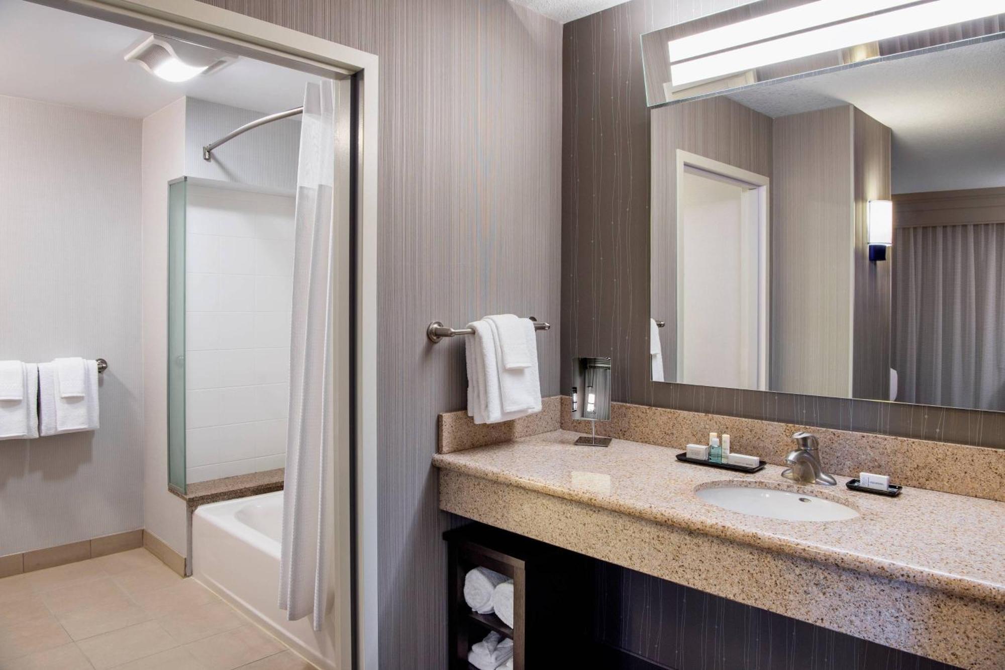 Courtyard By Marriott Edmonton West Hotel Exterior foto
