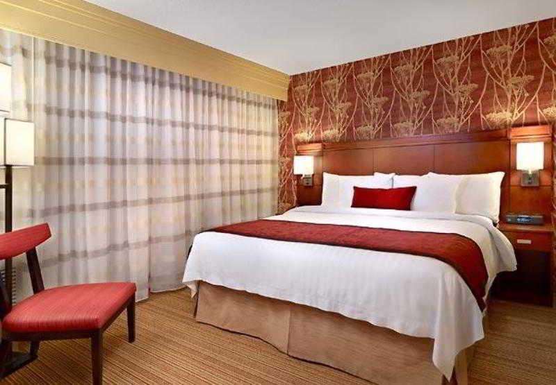 Courtyard By Marriott Edmonton West Hotel Exterior foto
